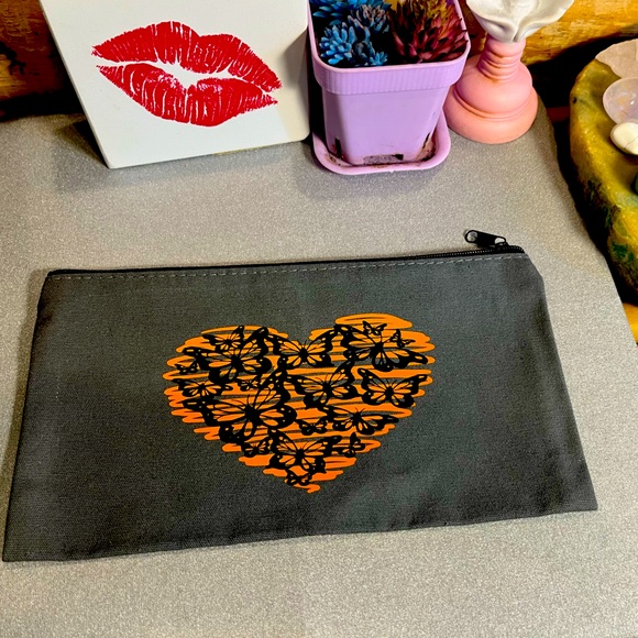 Small gray canvas makeup bag with zipper. 🦋 - Picture 2 of 3